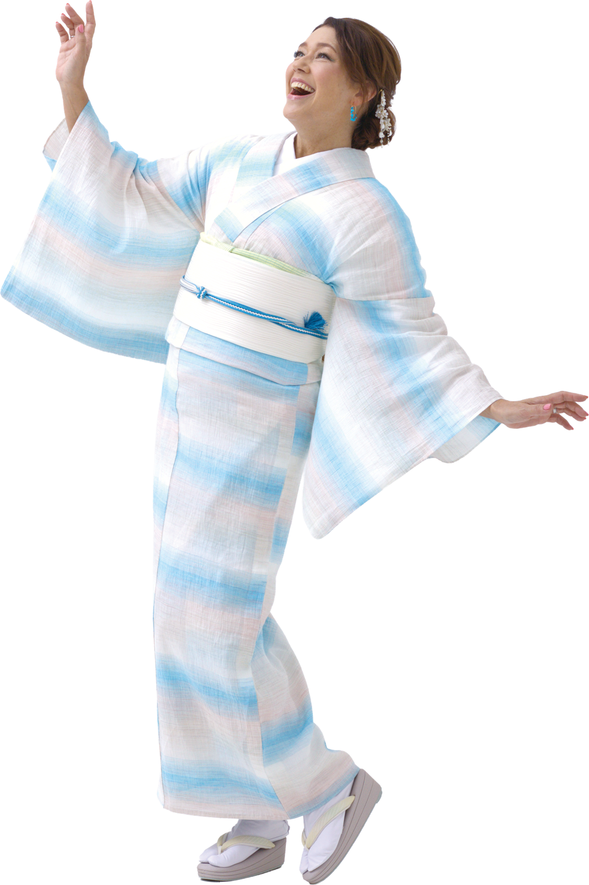 水色の夏きものを着て笑顔で見上げる女性