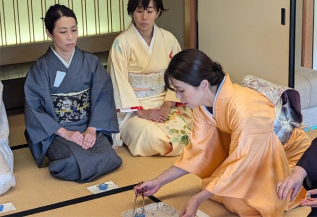 教室の近くに四季折々の花々が咲く見浜園という日本庭園があります。お茶会も開催しています。