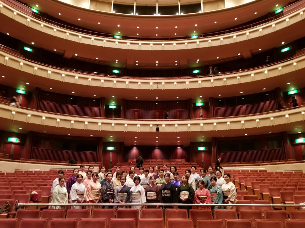 オペラ座のような横須賀芸術劇場内部。圧巻