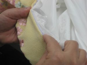 長襦袢の衿よりも少し内側に折って縫います