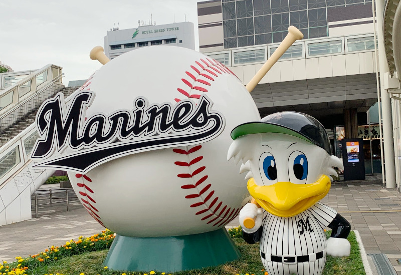 【野球のモニュメント】ZOZOマリンスタジアムのある海浜幕張駅前には、マー君とリンちゃんがいます。教室で浴衣に着替えて気軽に野球観戦はいかが？