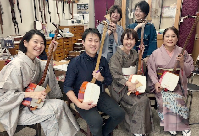 今回のおでかけでは、三味線のプロに「さくらさくら」を習います。